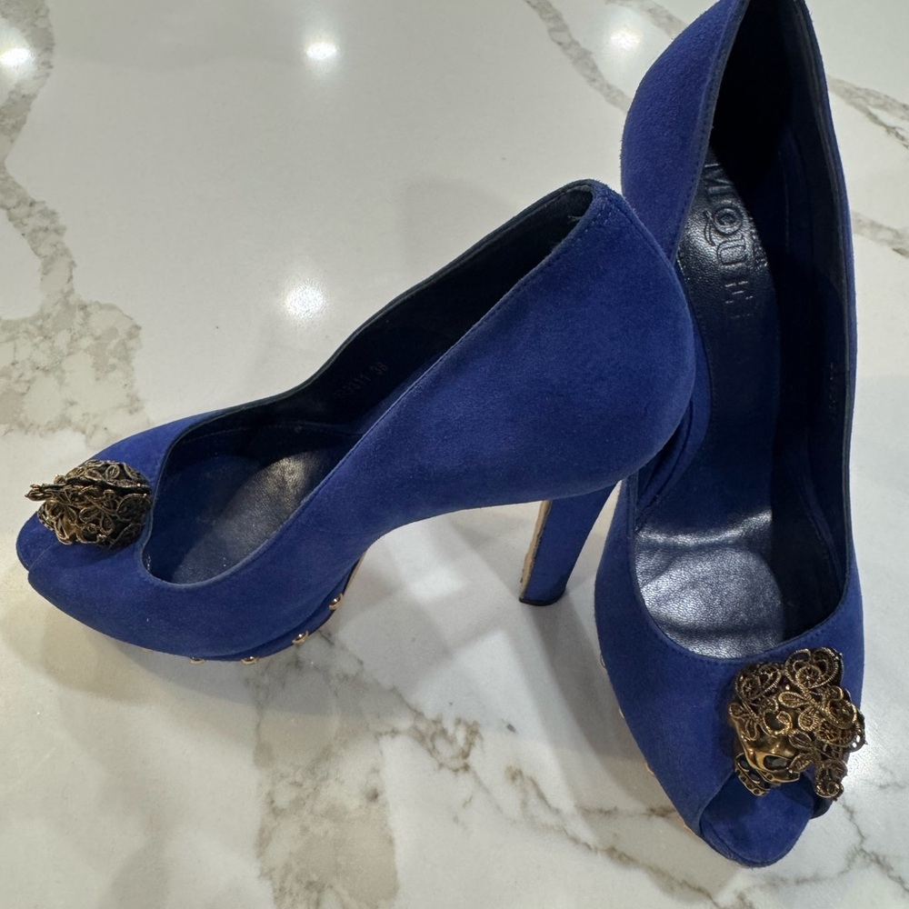 Alexander McQueen Blue High-Heeled Pumps with Ornamental Medallion